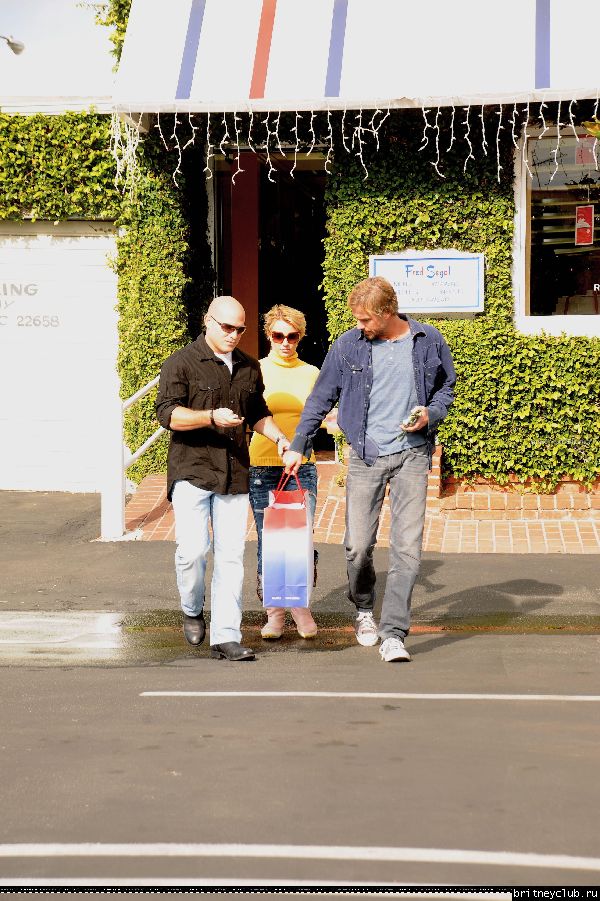 Бритни и Джейсон на шоппинге в Западном Голливуде14.jpg(Бритни Спирс, Britney Spears)