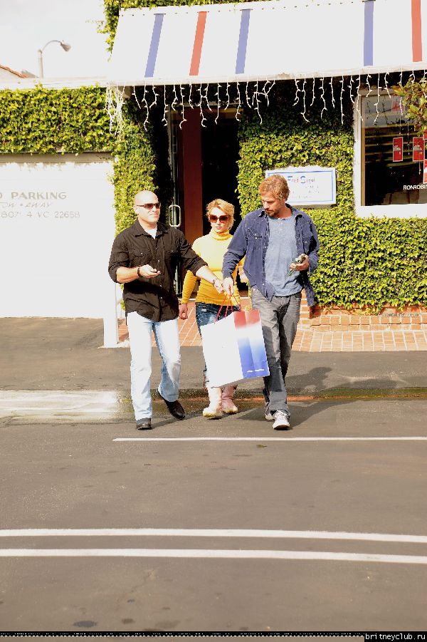Бритни и Джейсон на шоппинге в Западном Голливуде15.jpg(Бритни Спирс, Britney Spears)