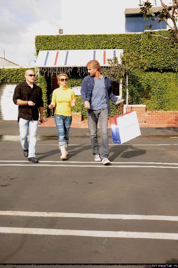 Бритни и Джейсон на шоппинге в Западном Голливуде24.jpg(Бритни Спирс, Britney Spears)