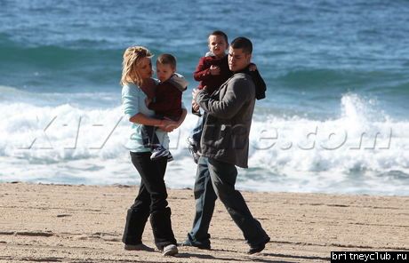 Бритни с мальчиками на пляже008.jpg(Бритни Спирс, Britney Spears)