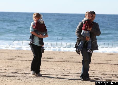 Бритни с мальчиками на пляже009.jpg(Бритни Спирс, Britney Spears)