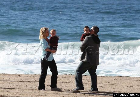 Бритни с мальчиками на пляже012.jpg(Бритни Спирс, Britney Spears)