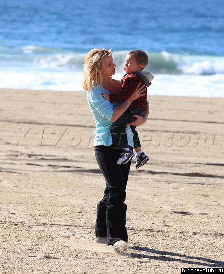 Бритни с мальчиками на пляже019.jpg(Бритни Спирс, Britney Spears)