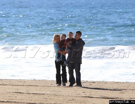 Бритни с мальчиками на пляже024.jpg(Бритни Спирс, Britney Spears)