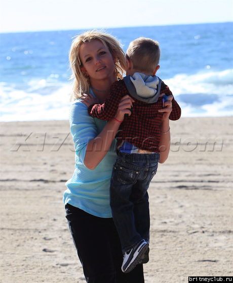 Бритни с мальчиками на пляже025.jpg(Бритни Спирс, Britney Spears)