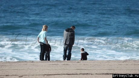 Бритни с мальчиками на пляже031.jpg(Бритни Спирс, Britney Spears)
