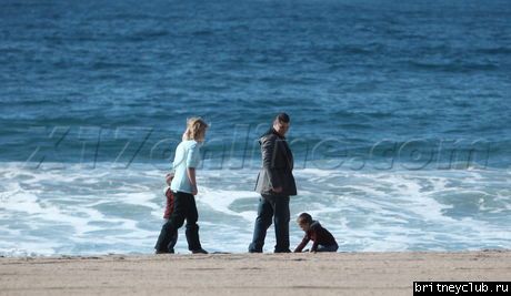 Бритни с мальчиками на пляже032.jpg(Бритни Спирс, Britney Spears)