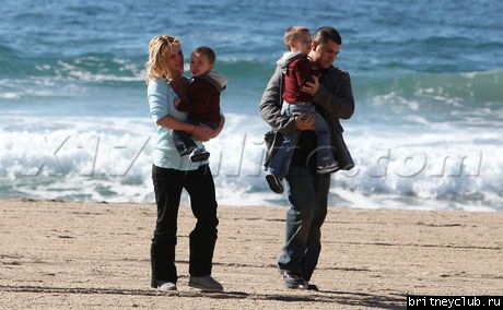 Бритни с мальчиками на пляже041.jpg(Бритни Спирс, Britney Spears)