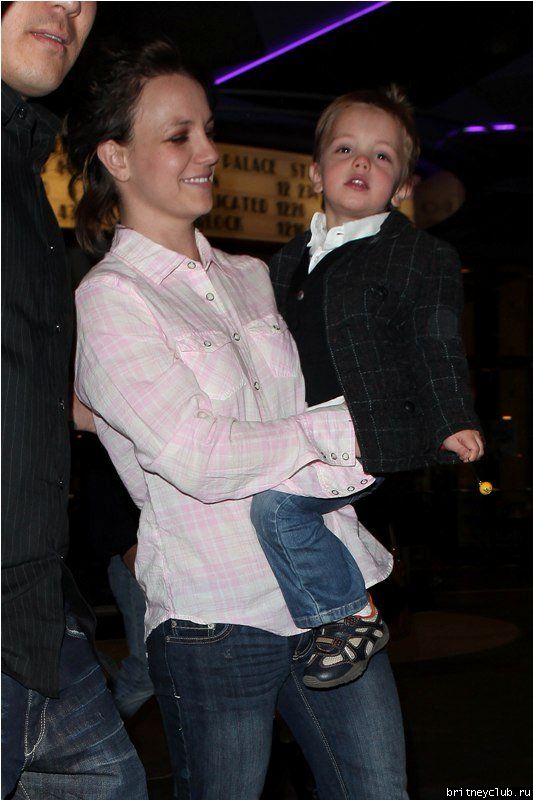 Бритни с детьми посещает кинотеатр03.jpg(Бритни Спирс, Britney Spears)
