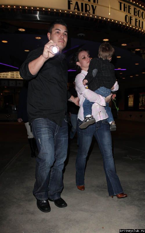 Бритни с детьми посещает кинотеатр16.jpg(Бритни Спирс, Britney Spears)
