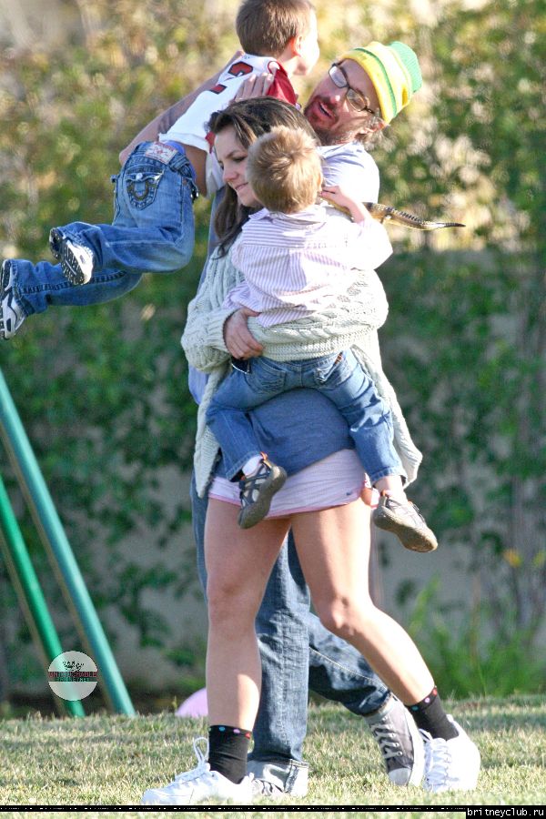 Бритни с семьей в парке в Лос-Анджелесе07.jpg(Бритни Спирс, Britney Spears)
