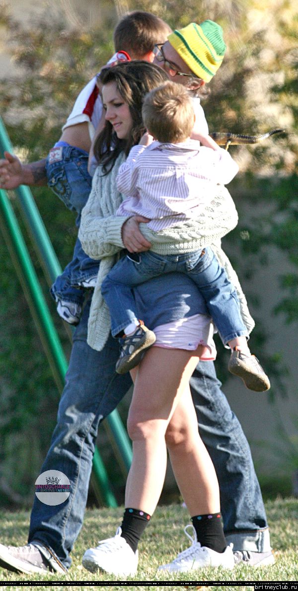 Бритни с семьей в парке в Лос-Анджелесе08.jpg(Бритни Спирс, Britney Spears)