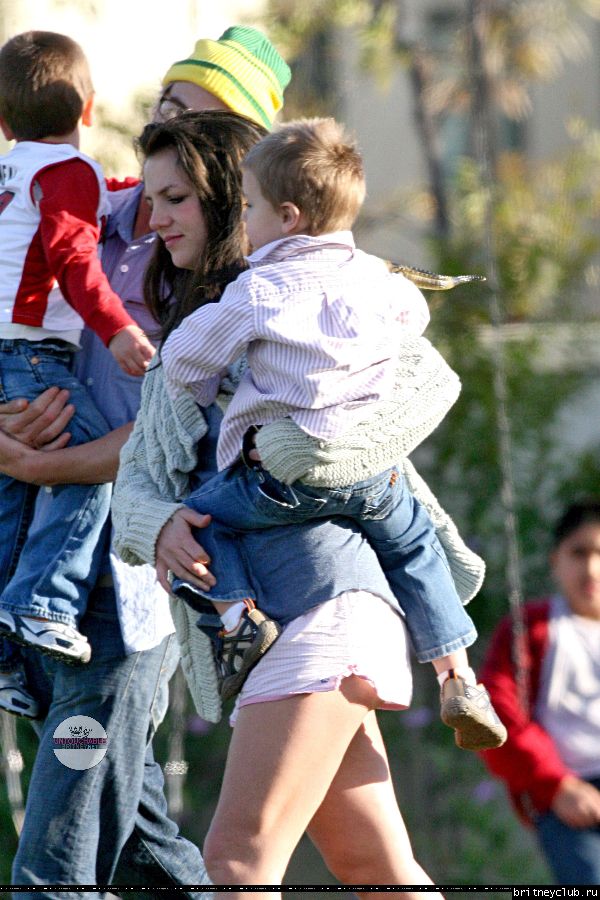 Бритни с семьей в парке в Лос-Анджелесе09.jpg(Бритни Спирс, Britney Spears)