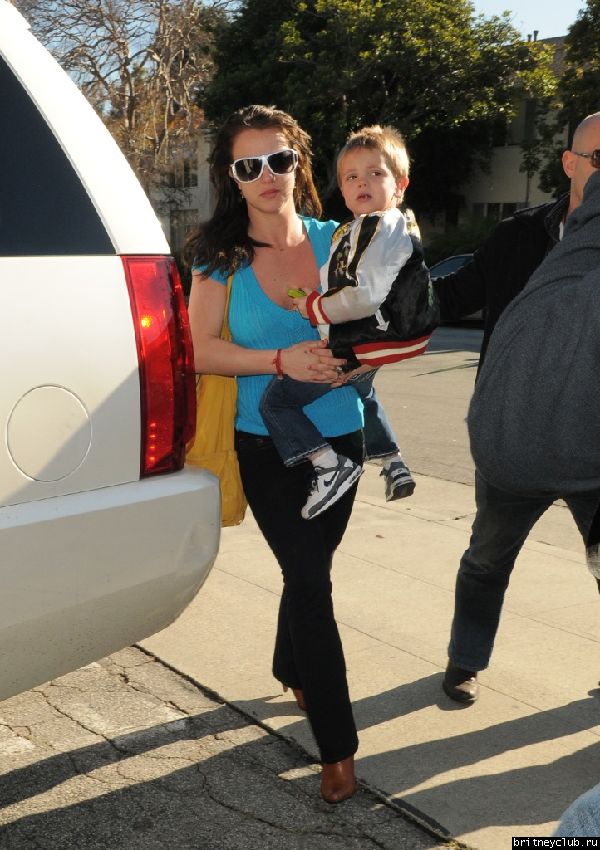 Бритни с детьми посещает медицинский центр06.jpg(Бритни Спирс, Britney Spears)