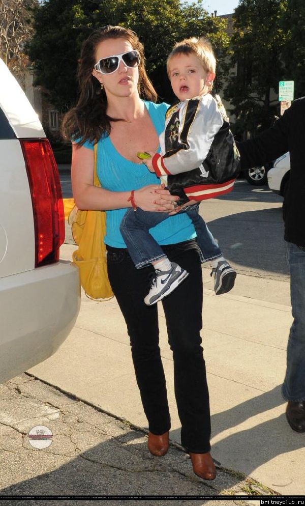 Бритни с детьми посещает медицинский центр20.jpg(Бритни Спирс, Britney Spears)