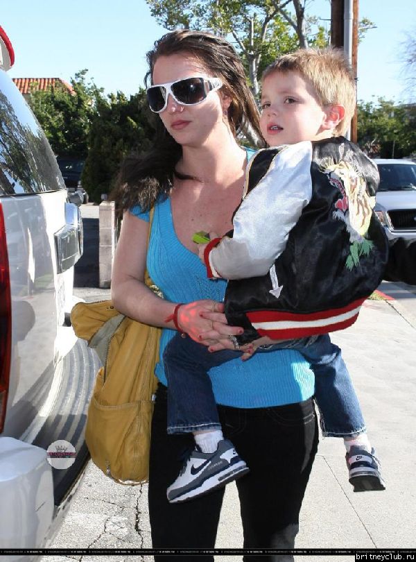 Бритни с детьми посещает медицинский центр21.jpg(Бритни Спирс, Britney Spears)