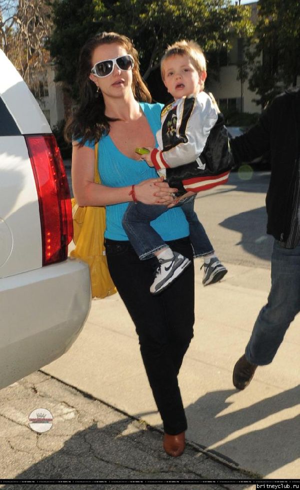 Бритни с детьми посещает медицинский центр32.jpg(Бритни Спирс, Britney Spears)