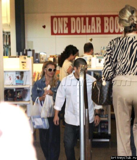 Бритни в книжном магазине One Dollar Book17.jpg(Бритни Спирс, Britney Spears)