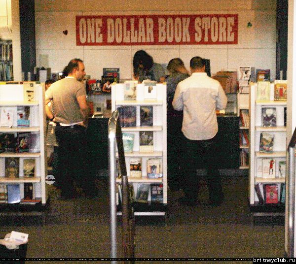 Бритни в книжном магазине One Dollar Book32.jpg(Бритни Спирс, Britney Spears)