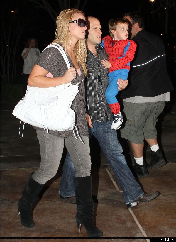 Бритни с семьей посещает кинотеатр02.jpg(Бритни Спирс, Britney Spears)