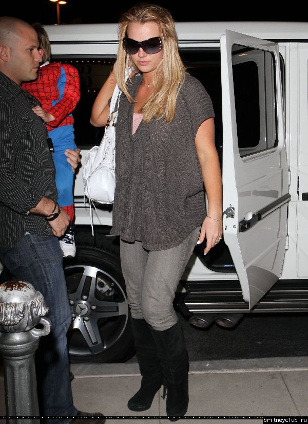 Бритни с семьей посещает кинотеатр05.jpg(Бритни Спирс, Britney Spears)