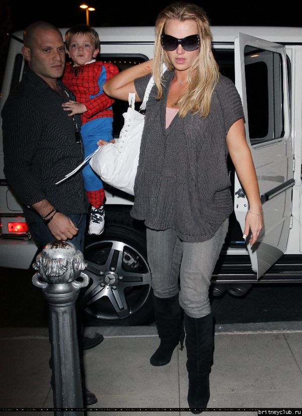 Бритни с семьей посещает кинотеатр06.jpg(Бритни Спирс, Britney Spears)
