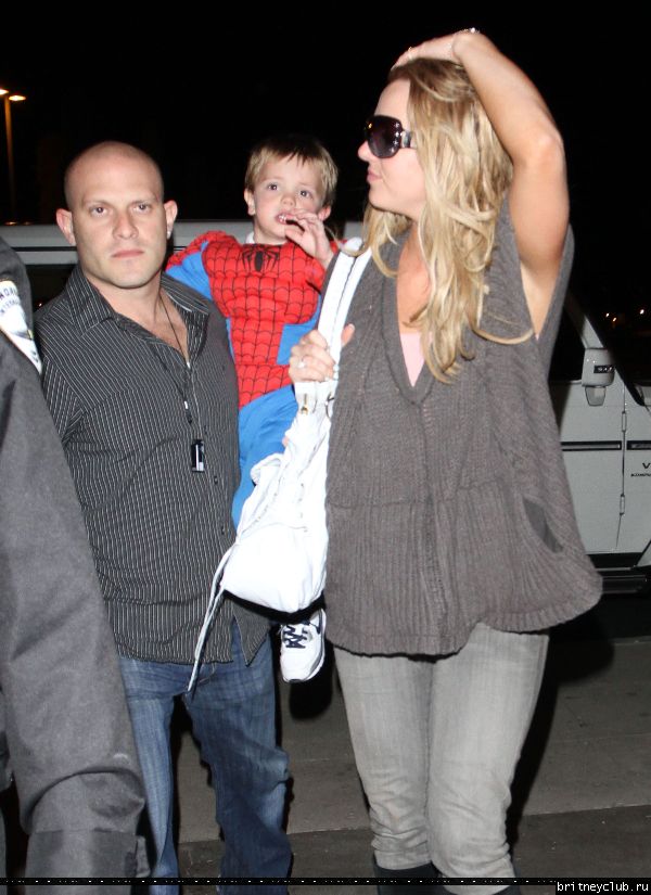 Бритни с семьей посещает кинотеатр08.jpg(Бритни Спирс, Britney Spears)