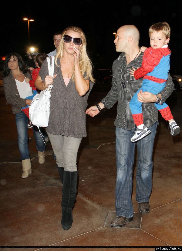 Бритни с семьей посещает кинотеатр13.jpg(Бритни Спирс, Britney Spears)