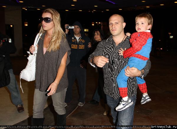 Бритни с семьей посещает кинотеатр15.jpg(Бритни Спирс, Britney Spears)
