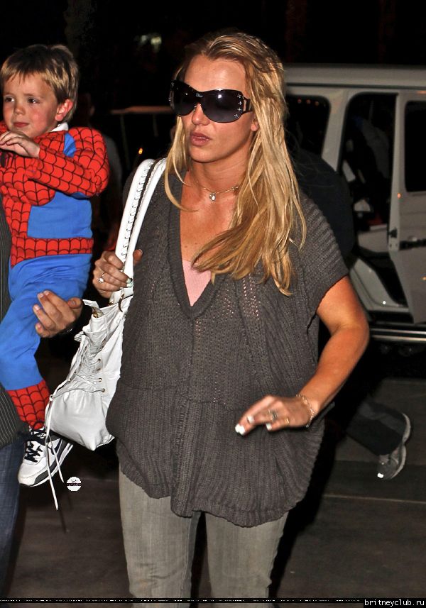 Бритни с семьей посещает кинотеатр28.jpg(Бритни Спирс, Britney Spears)