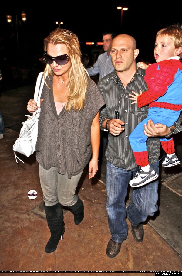 Бритни с семьей посещает кинотеатр39.jpg(Бритни Спирс, Britney Spears)