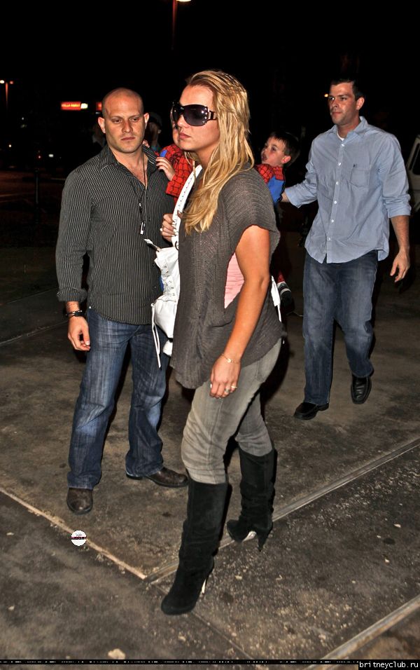 Бритни с семьей посещает кинотеатр40.jpg(Бритни Спирс, Britney Spears)