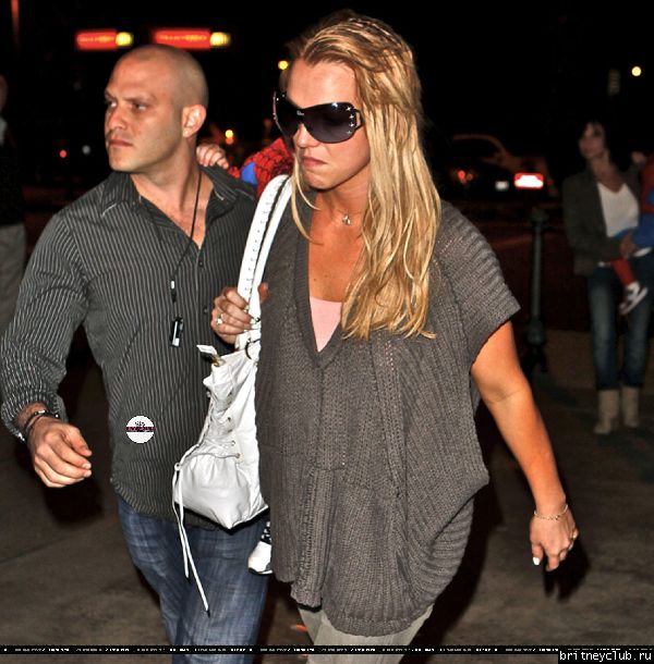 Бритни с семьей посещает кинотеатр43.jpg(Бритни Спирс, Britney Spears)