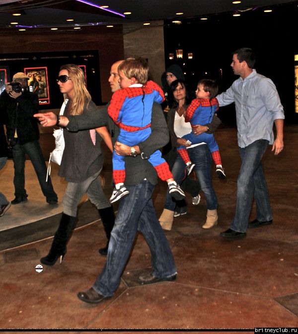 Бритни с семьей посещает кинотеатр45.jpg(Бритни Спирс, Britney Spears)