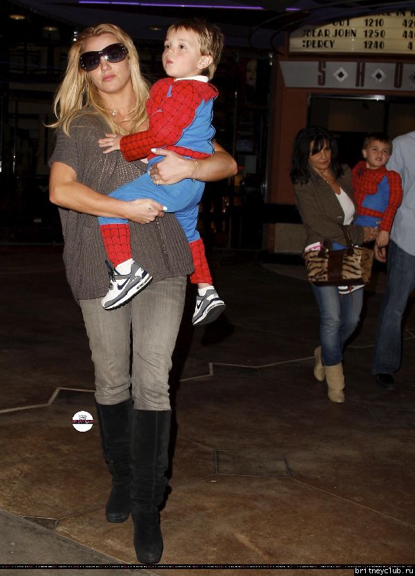 Бритни с семьей посещает кинотеатр48.jpg(Бритни Спирс, Britney Spears)