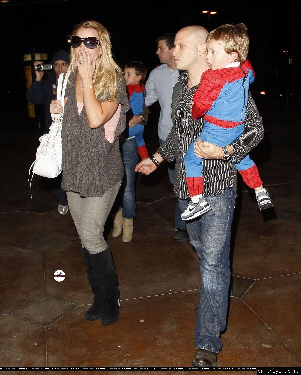 Бритни с семьей посещает кинотеатр54.jpg(Бритни Спирс, Britney Spears)