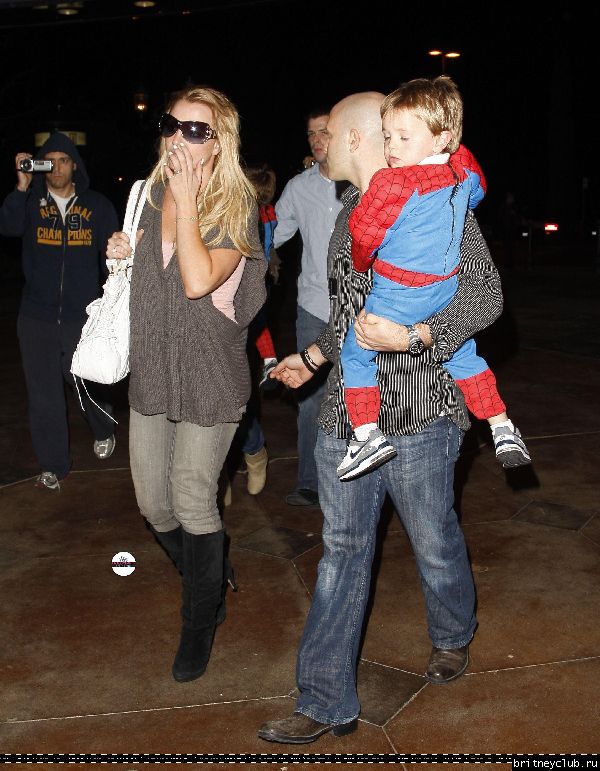 Бритни с семьей посещает кинотеатр55.jpg(Бритни Спирс, Britney Spears)