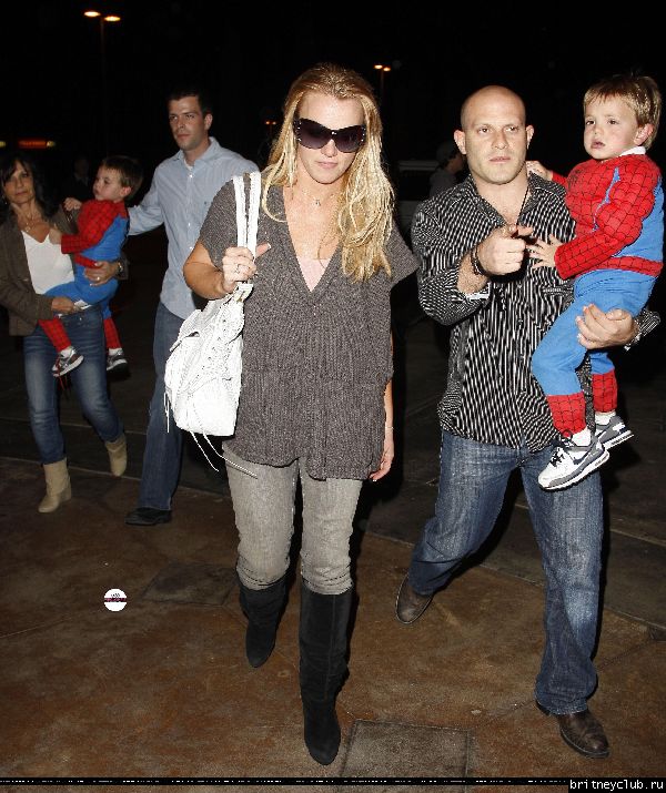 Бритни с семьей посещает кинотеатр56.jpg(Бритни Спирс, Britney Spears)