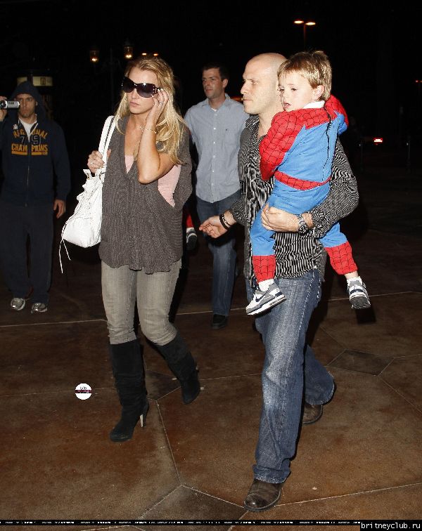 Бритни с семьей посещает кинотеатр58.jpg(Бритни Спирс, Britney Spears)