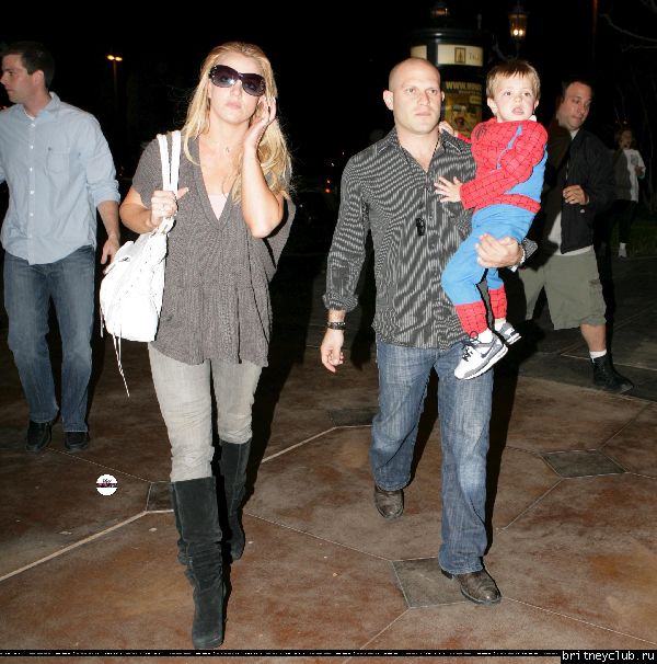 Бритни с семьей посещает кинотеатр60.jpg(Бритни Спирс, Britney Spears)