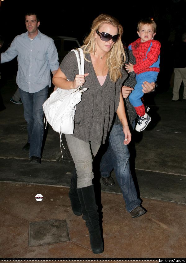Бритни с семьей посещает кинотеатр61.jpg(Бритни Спирс, Britney Spears)