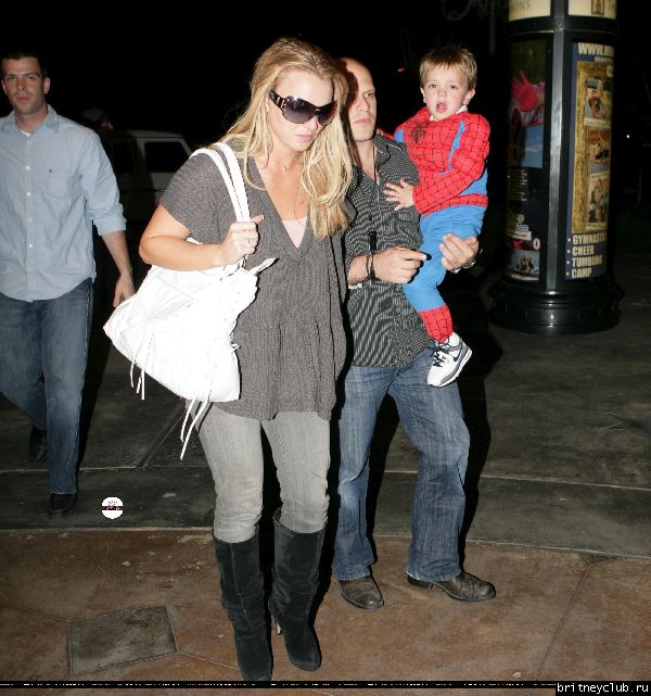 Бритни с семьей посещает кинотеатр62.jpg(Бритни Спирс, Britney Spears)