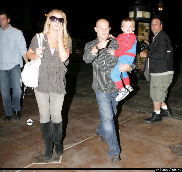 Бритни с семьей посещает кинотеатр63.jpg(Бритни Спирс, Britney Spears)