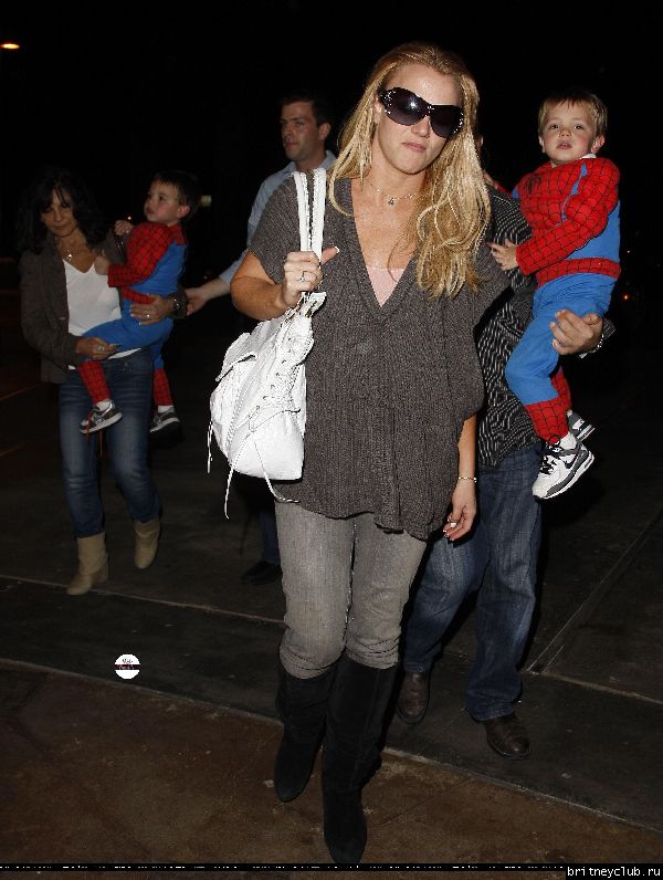 Бритни с семьей посещает кинотеатр69.jpg(Бритни Спирс, Britney Spears)