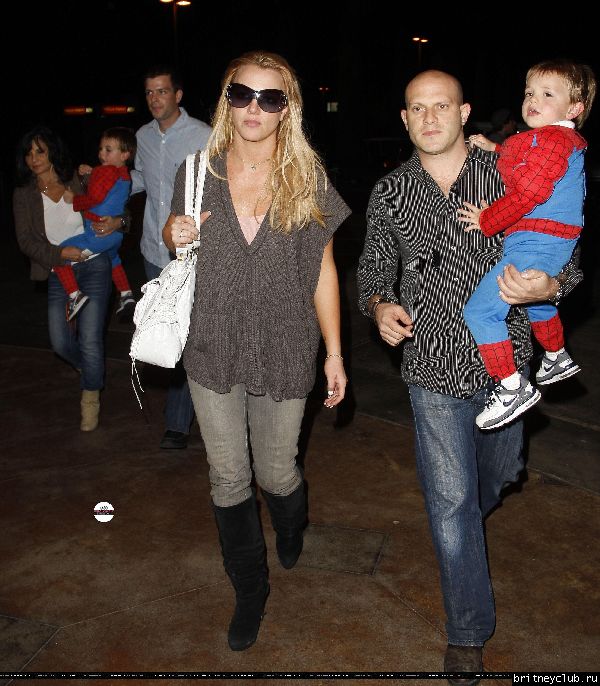 Бритни с семьей посещает кинотеатр70.jpg(Бритни Спирс, Britney Spears)