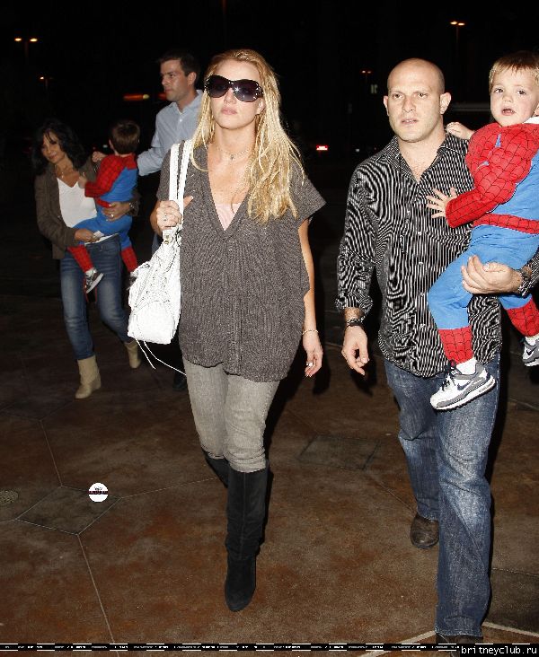 Бритни с семьей посещает кинотеатр71.jpg(Бритни Спирс, Britney Spears)