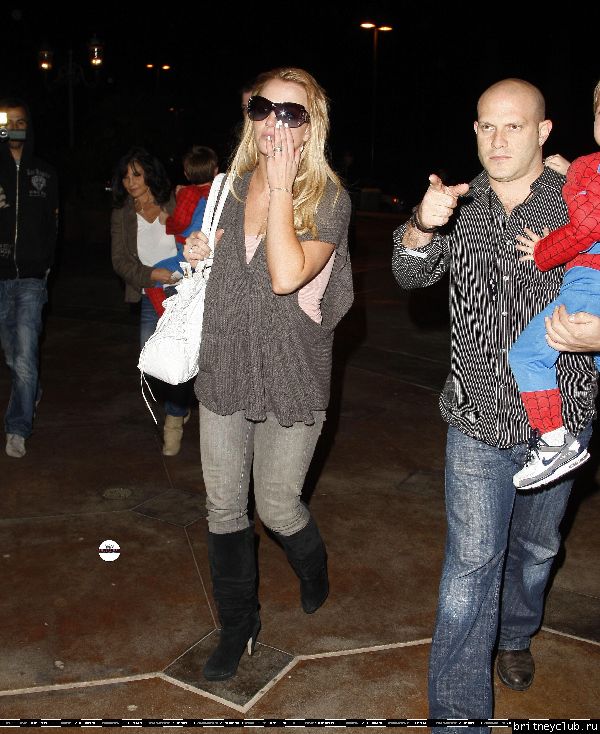 Бритни с семьей посещает кинотеатр72.jpg(Бритни Спирс, Britney Spears)