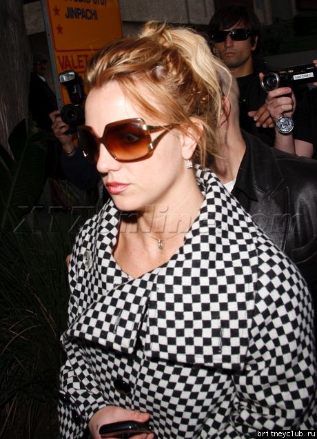 Бритни посещает салон Nine Zero One в Западном Голливуде13.jpg(Бритни Спирс, Britney Spears)