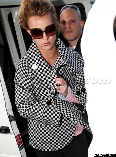 Бритни посещает салон Nine Zero One в Западном Голливуде29.jpg(Бритни Спирс, Britney Spears)