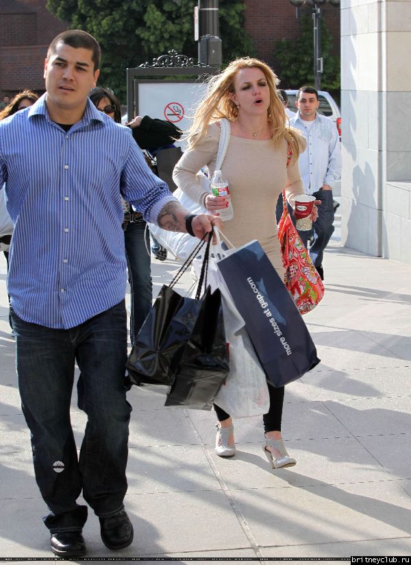 Бритни с мамой на шоппинге в Glendale Galleria32.jpg(Бритни Спирс, Britney Spears)